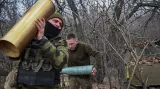 Ukrajinští vojáci připravují samohybnou houfnici Acacia k palbě