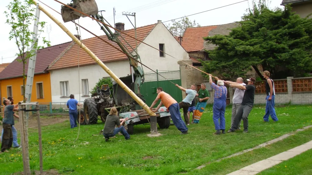 Kololeč - stavění májky