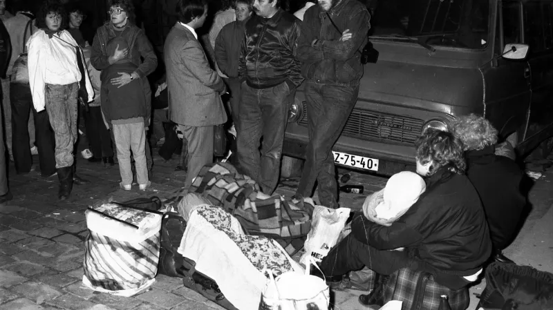 Východoněmečtí uprchlíci na západoněmecké ambasádě na podzim 1989