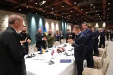 Ukrajina v Istanbulu navrhla cestu k neutralitě, Rusko slíbilo omezení vojenských aktivit u Kyjeva
