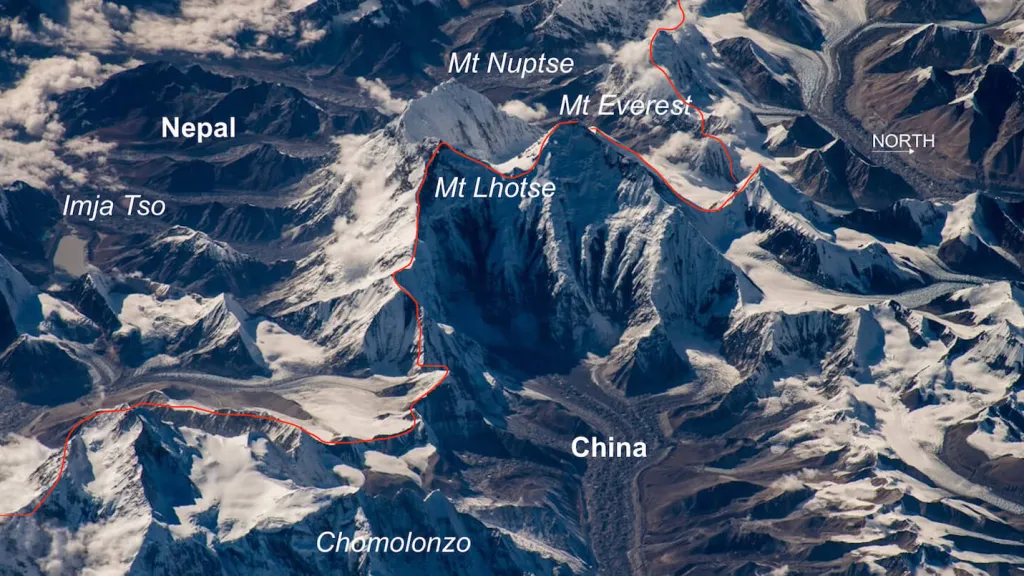 Mount Everest na satelitním snímku