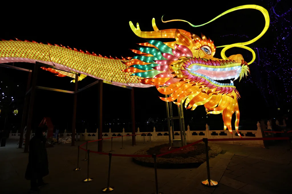 Instalace draka před lunárním Novým rokem v čínském Pekingu