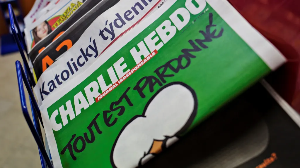 První výtisky Charlie Hebdo na českých stáncích