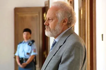 Žalobce: Policista by se musel plazit, aby Rathovi krabici vyměnil