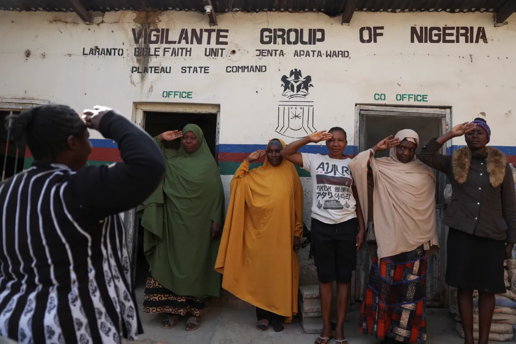 Když se v nigerijském Josu začne stmívat, většina obyvatel se zavře doma. Pro 54letou vdovu Blessing Ngozi Emmanuelovou a její kolegyně ale pracovní den teprve začíná