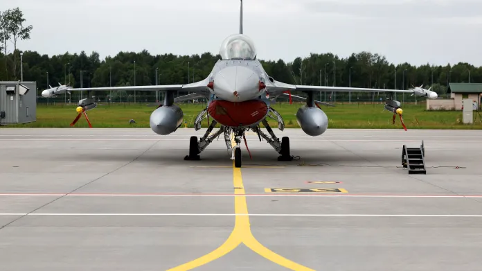 Čelní pohled na F-16 rumunského letectva