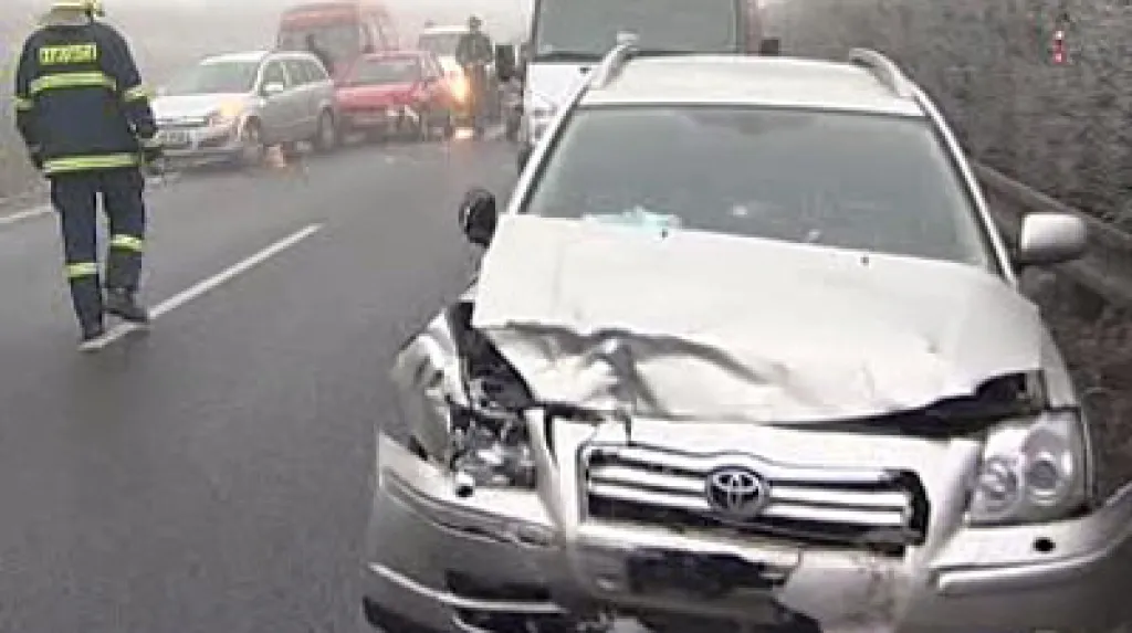 Auto po hromadné nehodě na R46