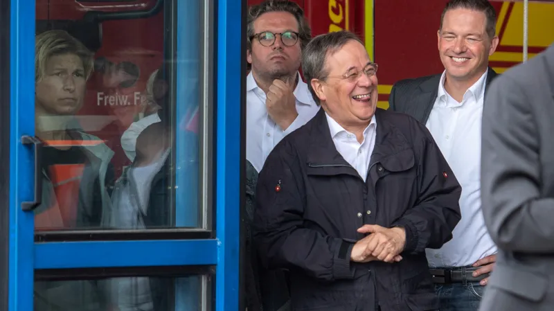 Zatímco prezident Steinmeier promlouval v Erfstadtu o obětech záplav, Laschet se za jeho zády dobře bavil