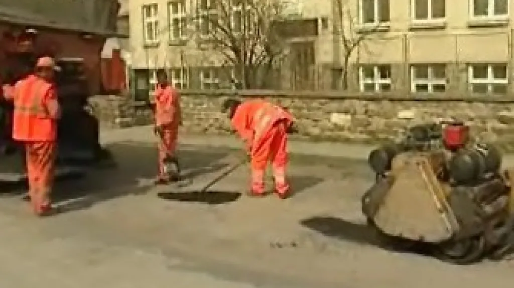 Silničáři opravují silnice