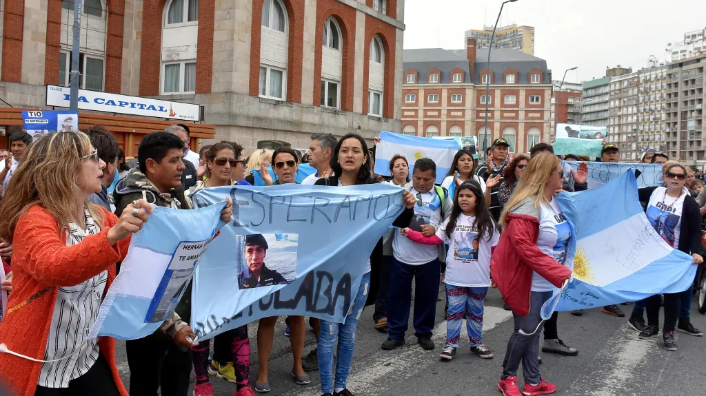 Příbuzní a kamarádi členů posádky ztracené argentinské ponorky na protestním pochodu