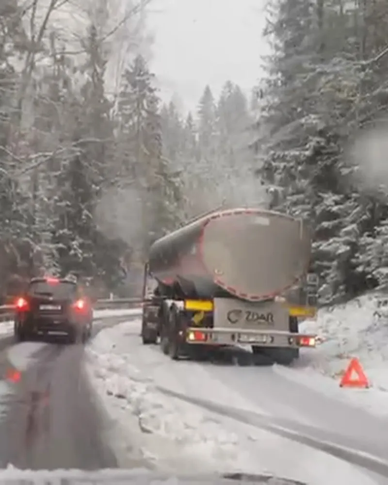 Sníh komplikoval dopravu na Karlovarsku, k nehodám došlo i v Plzeňském kraji