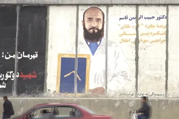 Afghánský lékař zachraňuje životy popáleným dětem. Civilních obětí války je stále víc, lituje