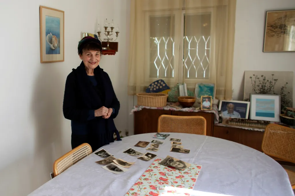 Přeživší holocaustu Leah Nebenzahlová poskytuje rozhovor pro agenturu Reuters v Jeruzalémě, v místě svého bydliště