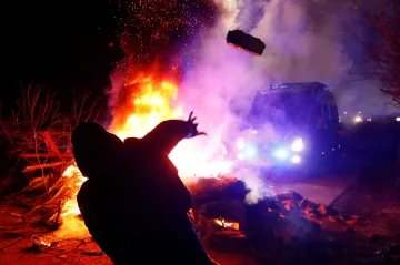 Barikády a střety kvůli koronaviru. Lidé se bojí vytvoření „ukrajinského Wu-chanu“