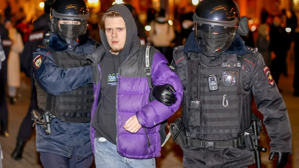 Policisté v Moskvě zatýkají muže na demonstraci proti invazi
