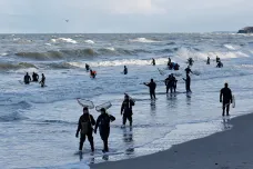 Oranžové poklady na pobřeží Baltu. Studené pláže poblíž Kaliningradu zaplnili lovci jantaru