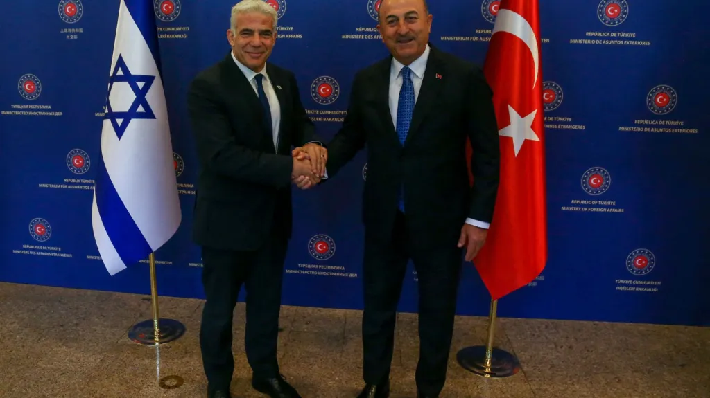 Izraelský ministr zahraničí Jair Lapid a jeho turecký protějšek Mevlüt Çavuşoglu při návštěvě Ankary
