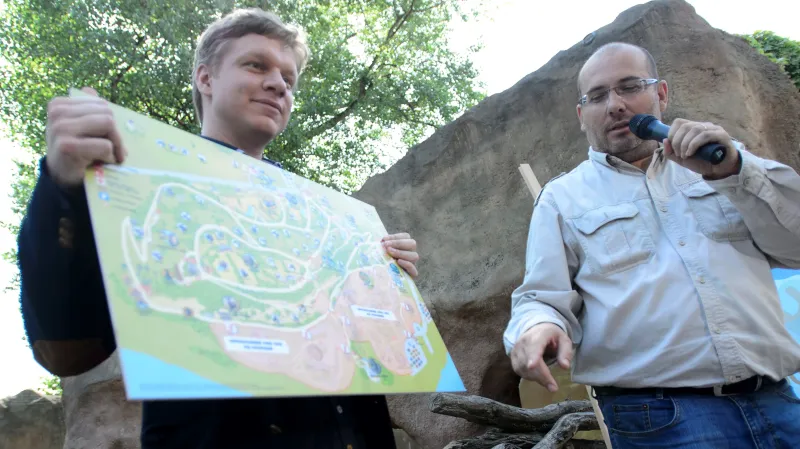 Pražský primátor Tomáš Hudeček naslouchá řediteli zoo Miroslavu Bobkovi na brífinku k přemístění goril do jejich pavilonu po záplavách.