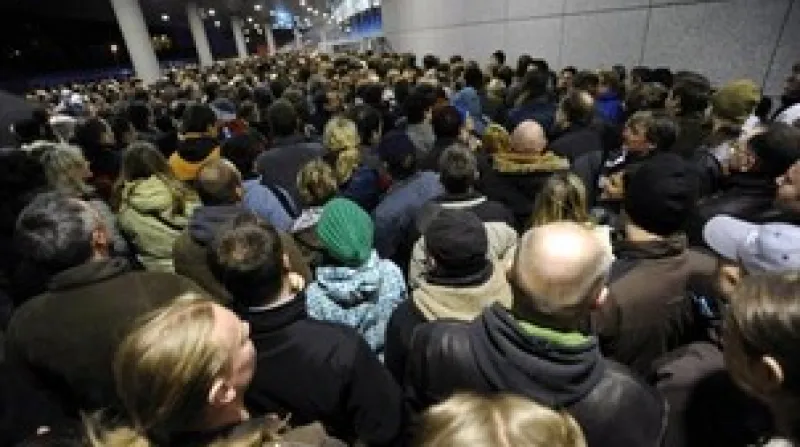 Davy fanoušků čekajících na koncert AC/DC před O2 arenou