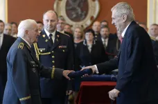 Česko má nové generály, Koudelka mezi nimi není. Nejvyšší hodnost získal válečný letec Boček