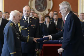 Česko má nové generály, Koudelka mezi nimi není. Nejvyšší hodnost získal válečný letec Boček