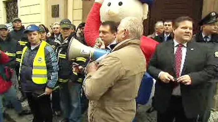 Jiří Paroubek mluví k demonstrantům