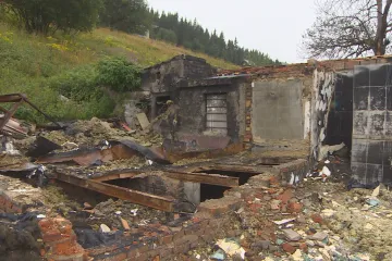 Osm měsíců po požáru zůstávají nad Pecí pod Sněžkou zbytky vyhořelé chaty. Není jak je odklidit