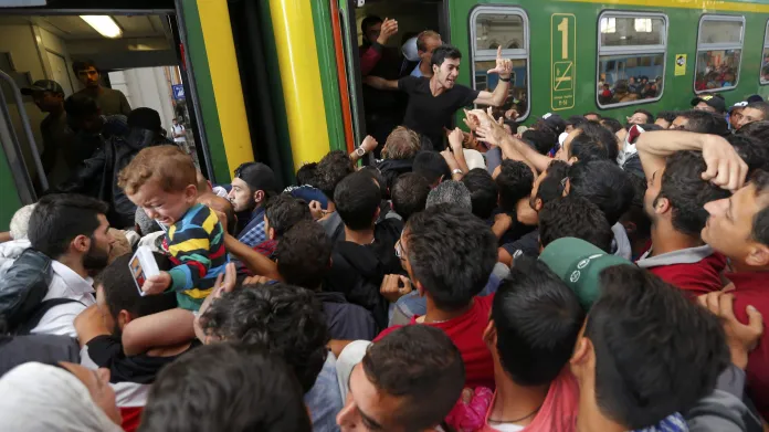 Migranti se tlačí do vlaku na nádraží v Budapešti
