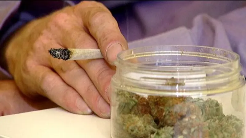 Větší než malé množství drogy už nebudou určovat vládní tabulky