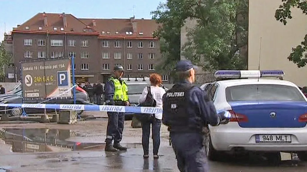 Estonská policie před ministerstvem obrany
