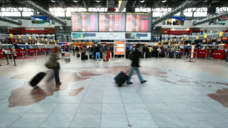 Čeští turisté se vrací domů z Egypta