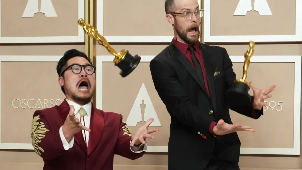 Nejlepší film, režie i scénář: Daniel Kwan a Daniel Scheinert
