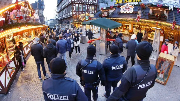 Policie na vánočním trhu ve Frankfurtu