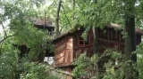 Hotel v korunách stromů na německo-polské hranici