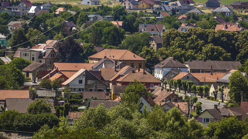 Podívejme se ještě do jedné obce spojené s působením armády v Brdech. Městys Jince s více než 2200 obyvateli žije v symbióze s dělostřeleckou brigádou už od roku 1924. Armáda se tady podílí např. na plynofikaci obce i novém vodovodu.
