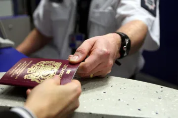 V Evropě cizincem. Britové si kvůli Brexitu mění své pasy za francouzské 