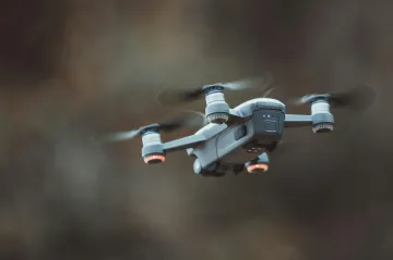 Letecký úřad loni řešil rekordní počet hlášení o dronech, rozdal desítky pokut