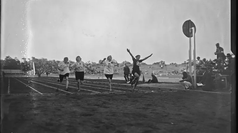 Marie Mejzlíková vyhrála závod na 60 metrů. Na snímku předvádí svůj proslavený skok do cíle