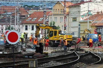 Oprava viaduktu u hlavního nádraží je v polovině