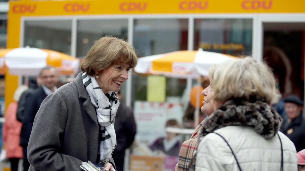 Henriette Rekerová (vlevo) během předvolební kampaně