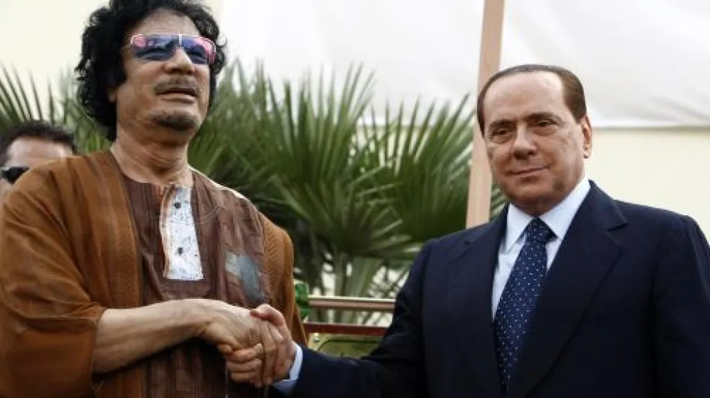 Muammar Kaddáfí se zdraví se Silviem Berlusconim