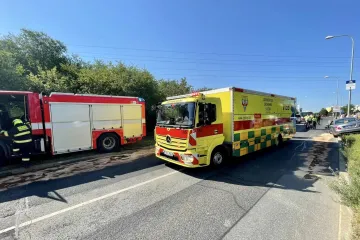 Při nehodě autobusu v pražské Hostivaři se zranilo dvanáct dětí