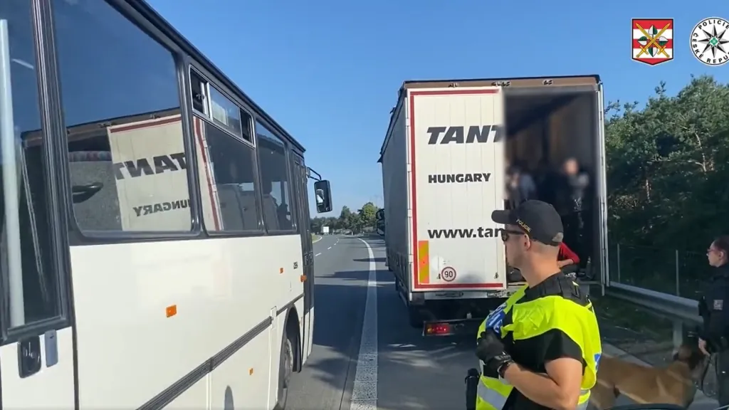 Dopadené nákladní auto s migranty na D1