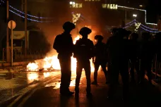 Při nepokojích mezi izraelskou krajní pravicí a Palestinci se v Jeruzalémě zranilo sto lidí