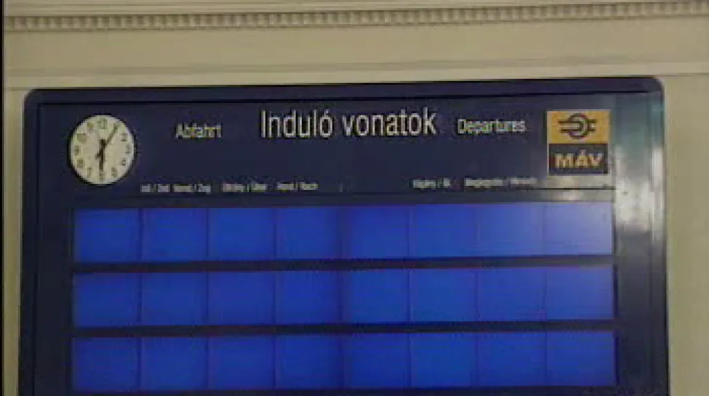 Informační tabule odjezdů vlaků v Maďarsku
