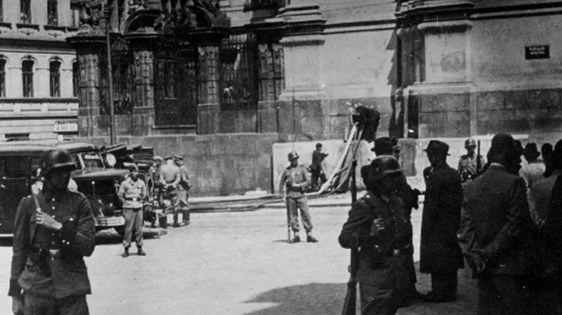 Hasiči se snaží vytopit kryptu kostela