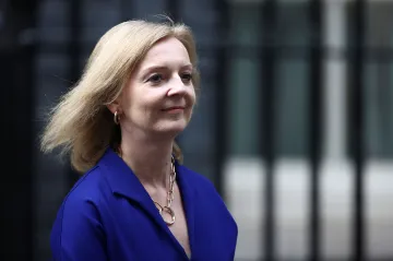 Trussová chce nedostatek pracovních sil v Británii řešit revizí vízového systému