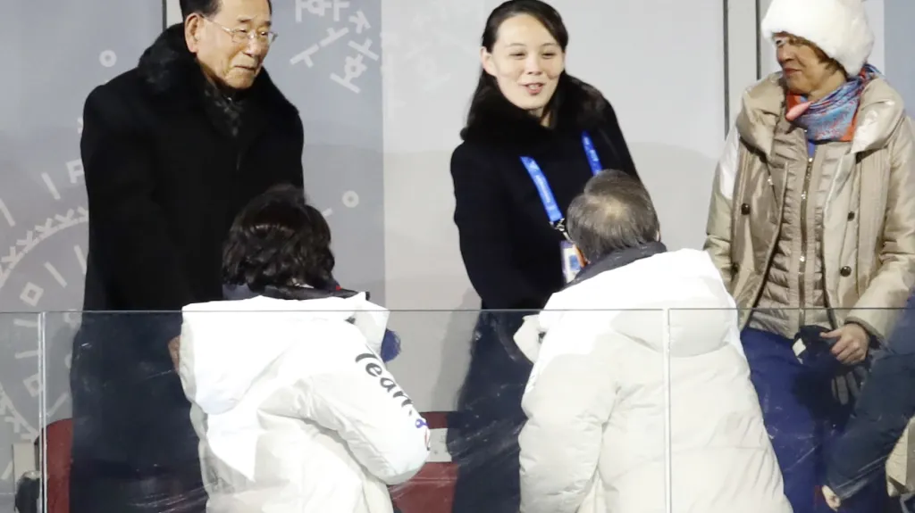 Představitelé KLDR s jihokorejským prezidentem při zahájení Her