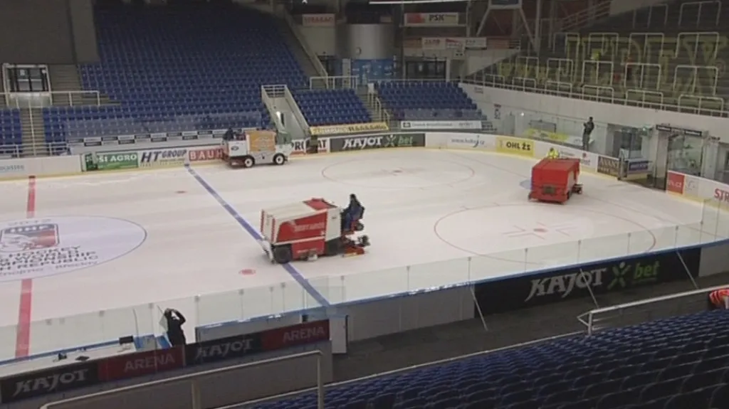 Rolby upravují led před finále extraligy