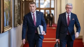 Premiér Andrej Babiš a ministr průmyslu a obchodu Karel Havlíček (oba ANO) přicházejí na jednání vlády